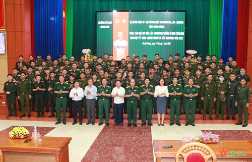 Chúc Tết cổ truyền và tặng quà học viên Lào, Campuchia tại Trường Sĩ quan Công binh 