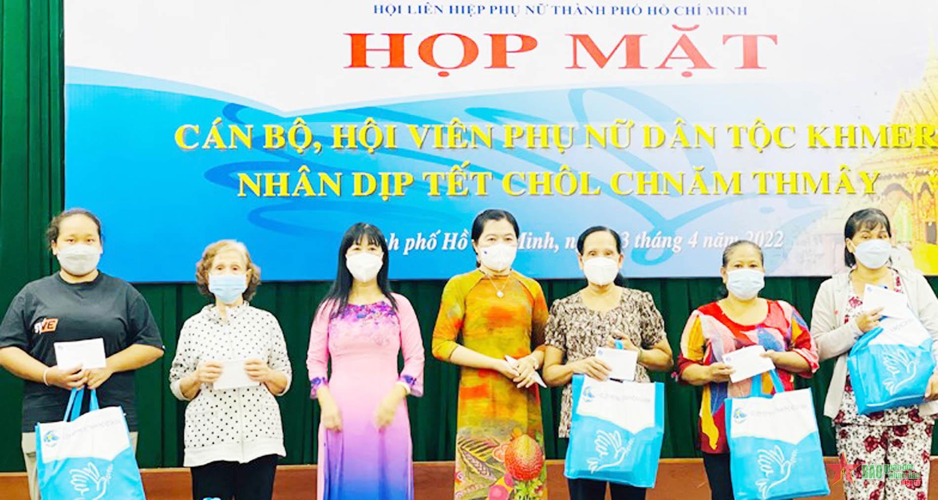 TP Hồ Chí Minh tặng quà phụ nữ Khmer khó khăn