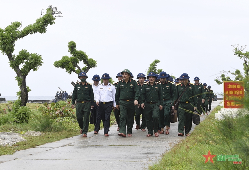 Đoàn công tác Bộ Quốc phòng thăm, kiểm tra tại quần đảo Trường Sa và Nhà giàn DK1