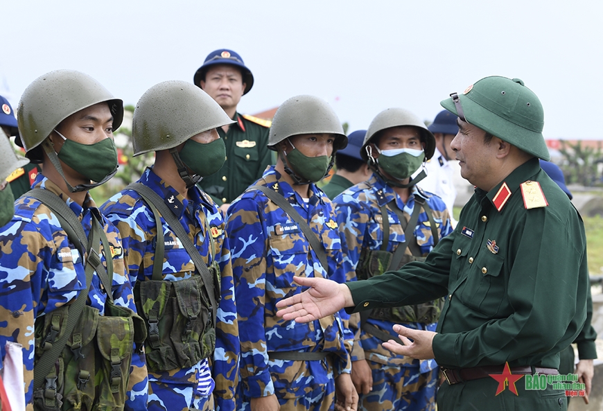 Đoàn công tác Bộ Quốc phòng thăm, kiểm tra tại quần đảo Trường Sa và Nhà giàn DK1