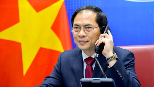 Bộ trưởng Bộ Ngoại giao Việt Nam và Trung Quốc điện đàm