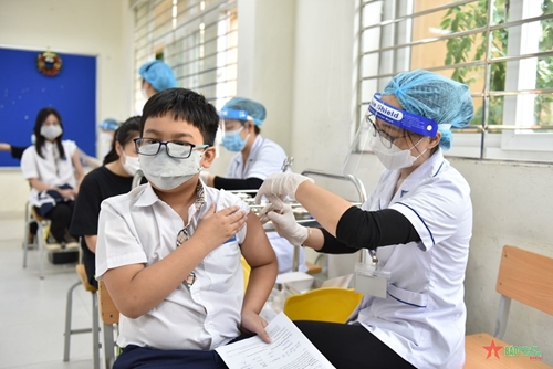Hà Nội dự kiến tiêm vắc xin phòng Covid-19 cho học sinh lớp 6 trong chiều nay (16-4)