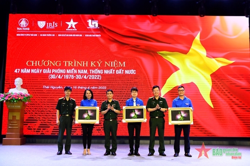 Tuổi trẻ Báo Quân đội nhân dân tặng quà, giao lưu văn hóa, thể thao tại Thái Nguyên