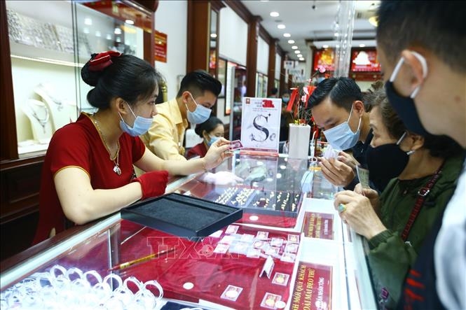 Vàng trong nước tăng giá. Ảnh: TTXVN.