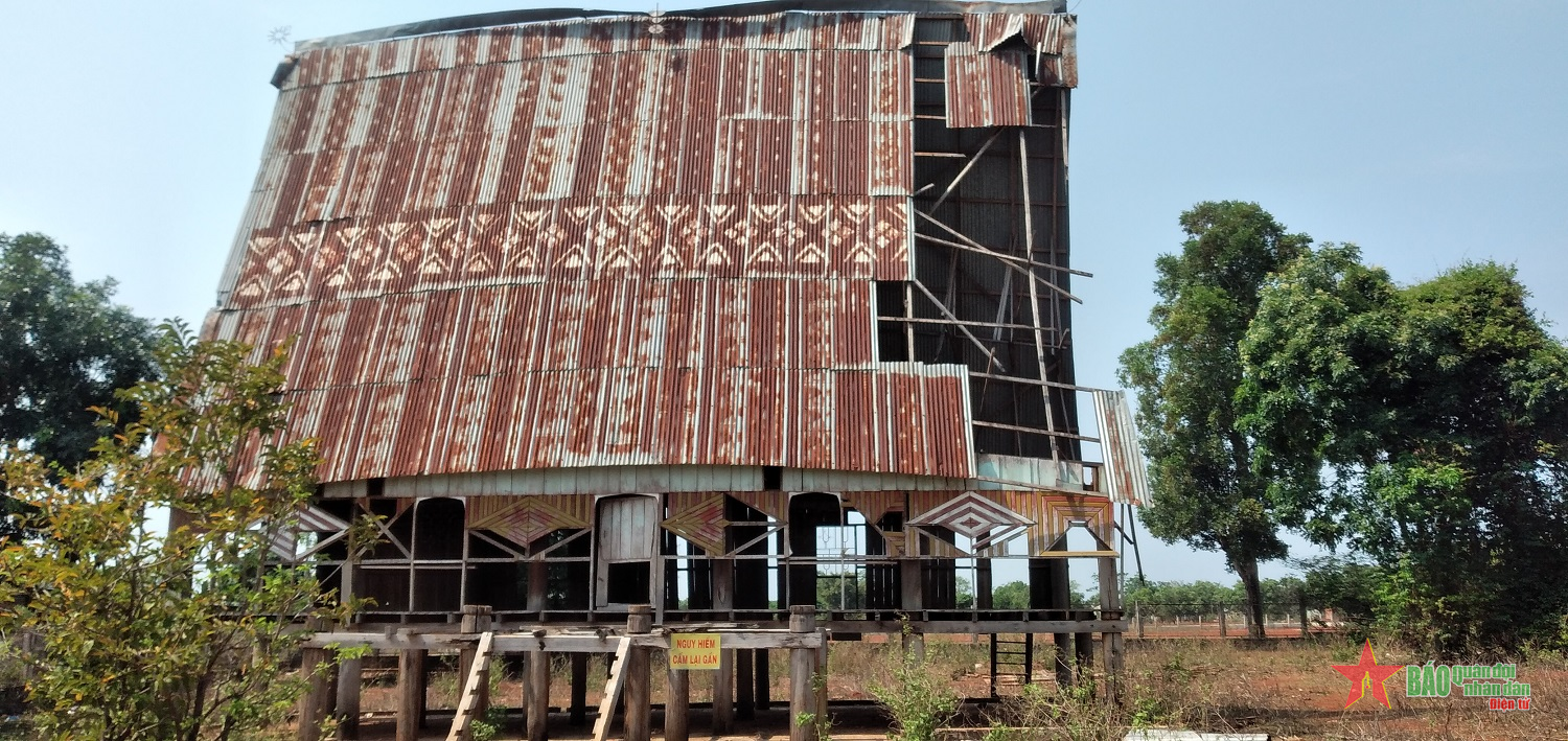 Nhà rông xã Ia Chía xuống cấp nghiêm trọng