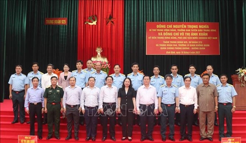 Trưởng ban Tuyên giáo Trung ương Nguyễn Trọng Nghĩa thăm các đơn vị phòng không - không quân tại Bình Định