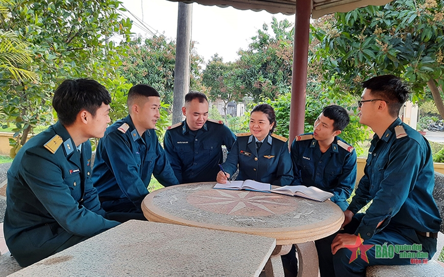 Tổ tư vấn ở đại đội chia sẻ thông tin, động viên bộ đội tích cực công tác.