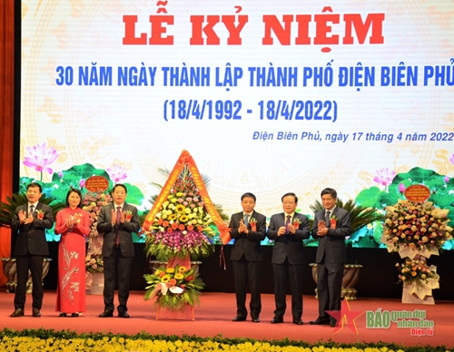 Thành phố Điện Biên Phủ (tỉnh Điện Biên) kỷ niệm 30 năm Ngày thành lập và đón nhận Cờ Thi đua của Thủ tướng Chính phủ