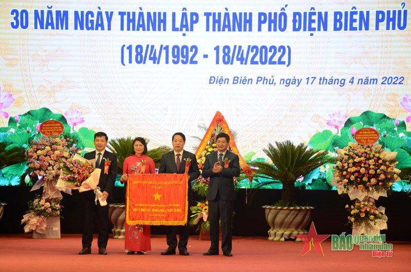 Thành phố Điện Biên Phủ (tỉnh Điện Biên) kỷ niệm 30 năm Ngày thành lập và đón nhận Cờ Thi đua của Thủ tướng Chính phủ