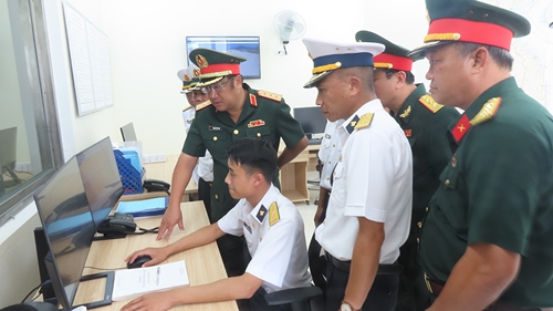 Thượng tướng Phạm Hoài Nam kiểm tra Trạm 3512, Trung đoàn 351, Vùng 3 Hải quân