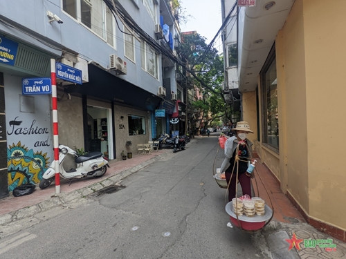 Khám phá hai tuyến phố đi bộ, ẩm thực mới của TP Hà Nội ven hồ Ngọc Khánh và Trúc Bạch