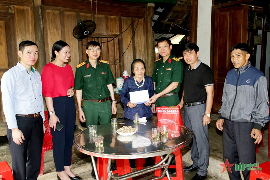 Tổng cục Hậu cần tri ân, hỗ trợ cho 5 gia đình chính sách đặc biệt tại Hà Tĩnh