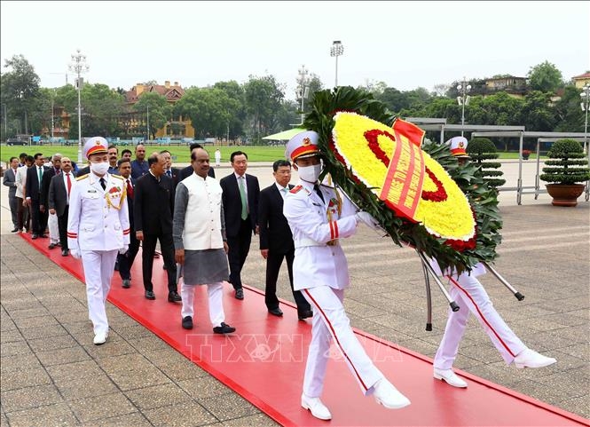 Chủ tịch Hạ viện Ấn Độ Om Birla vào Lăng viếng Chủ tịch Hồ Chí Minh