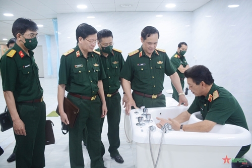 Thượng tướng Vũ Hải Sản kiểm tra tại Bệnh viện Quân y 175