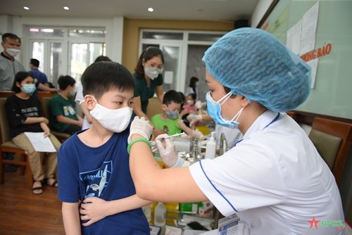 Hà Nội bắt đầu tiêm vắc xin Covid-19 cho học sinh tiểu học