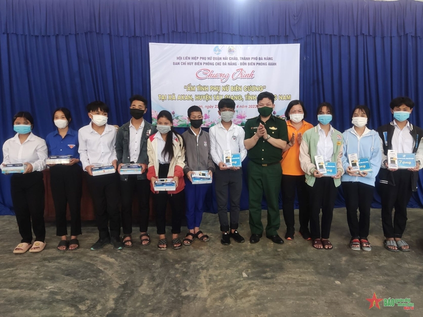 Trao máy tính Casino tặng các em học sinh có hoàn cảnh khó khăn.