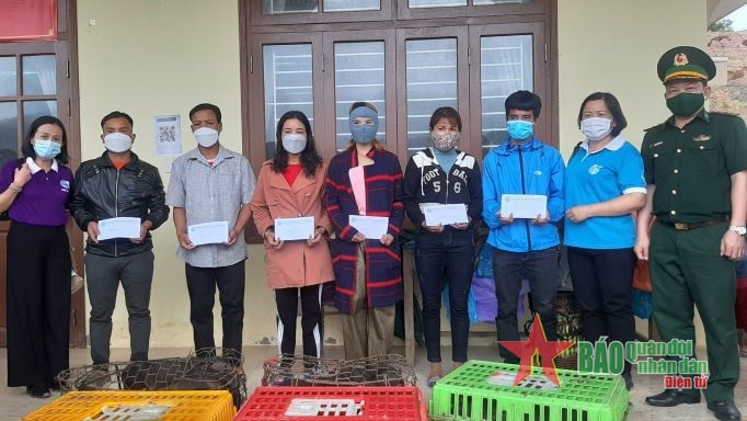 Trao phương tiện sinh kế, quà tặng hội viên phụ nữ nghèo, các hộ gia đình có hoàn cảnh khó khăn.
