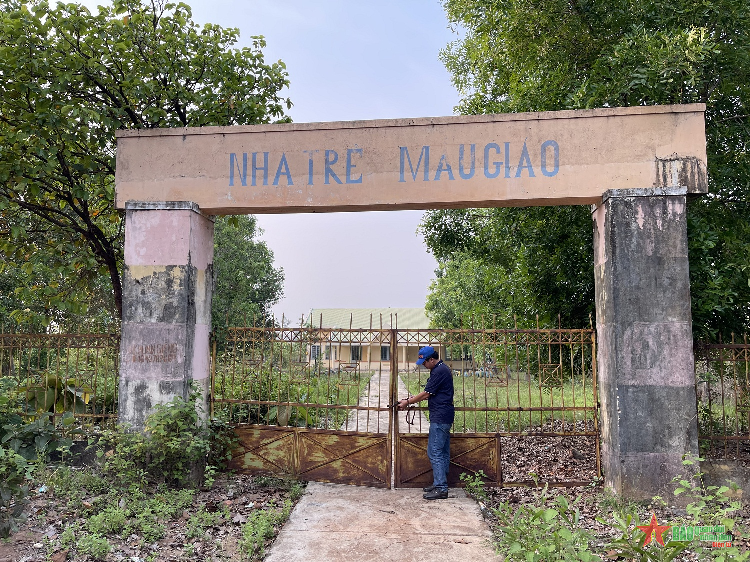 Cảnh hoang tàn ở thôn Thanh Niên