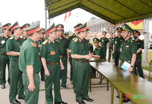 Đại tướng Phan Văn Giang thăm, động viên các lực lượng tham gia kiểm tra cán bộ chủ trì sư đoàn bộ binh và Bộ chỉ huy BĐBP tỉnh, thành phố