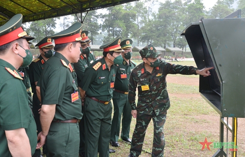 Thượng tướng Nguyễn Tân Cương động viên các thí sinh tham gia kiểm tra cán bộ chủ trì sư đoàn và bộ chỉ huy BĐBP tỉnh, thành phố