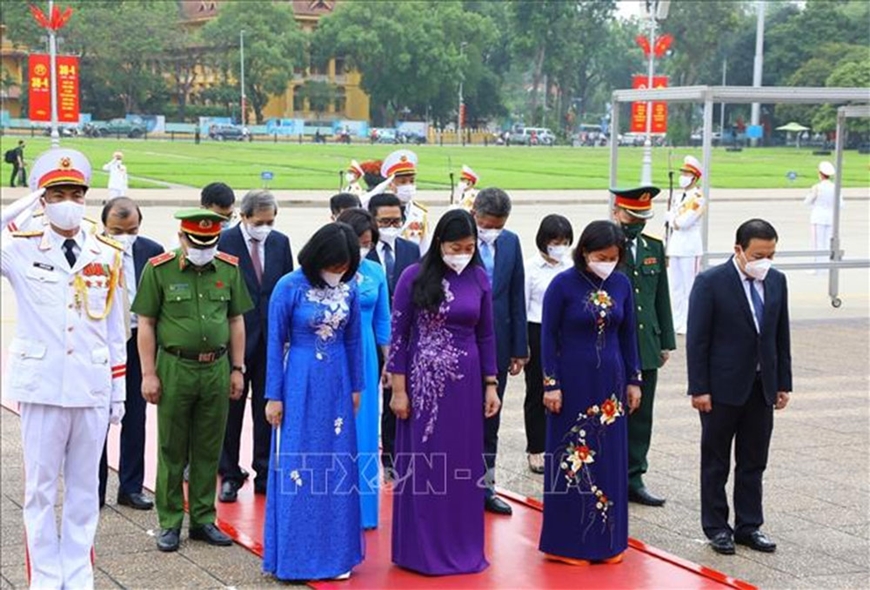 Lãnh đạo Đảng, Nhà nước vào Lăng viếng Chủ tịch Hồ Chí Minh nhân kỷ niệm 47 năm Ngày giải phóng miền Nam
