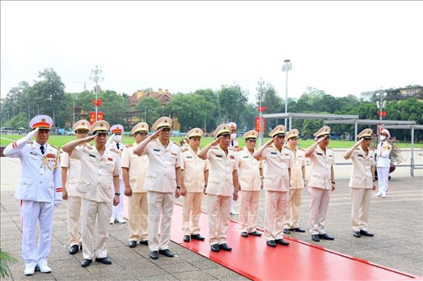 Lãnh đạo Đảng, Nhà nước vào Lăng viếng Chủ tịch Hồ Chí Minh nhân kỷ niệm 47 năm Ngày giải phóng miền Nam