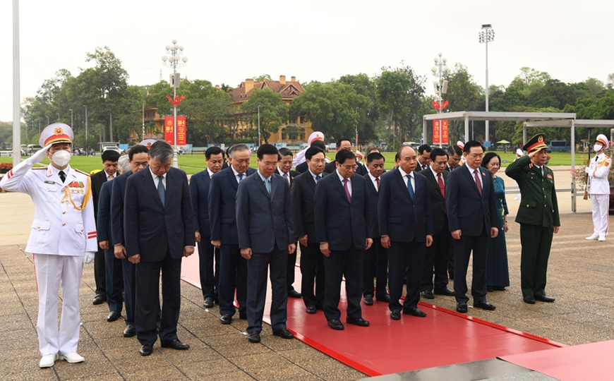 Lãnh đạo Đảng, Nhà nước vào Lăng viếng Chủ tịch Hồ Chí Minh nhân kỷ niệm 47 năm Ngày giải phóng miền Nam