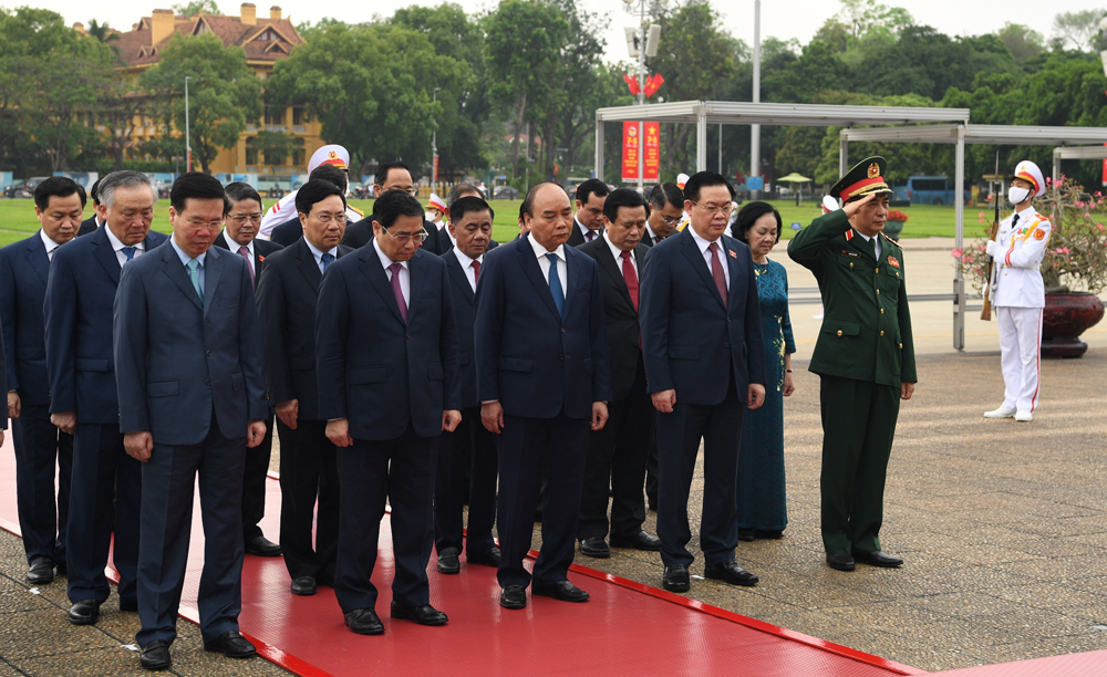 Lãnh đạo Đảng, Nhà nước vào Lăng viếng Chủ tịch Hồ Chí Minh nhân kỷ niệm 47 năm Ngày giải phóng miền Nam