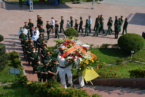 Dâng hương tưởng niệm anh hùng liệt sĩ và thăm, tặng quà gia đình chính sách tại Quảng Trị