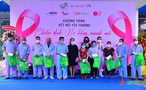 陸軍病院 175回訪問し、がん患者に贈り物を寄付