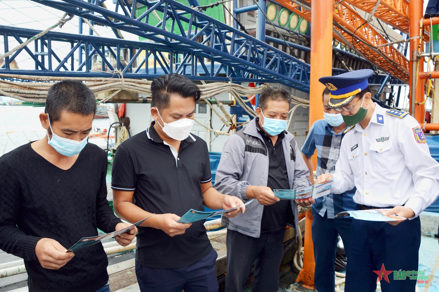 Đồng hành với ngư dân bám biển