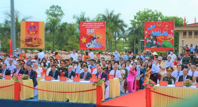 Chủ tịch nước Nguyễn Xuân Phúc dự Lễ thượng cờ “Thống nhất non sông” tại Quảng Trị