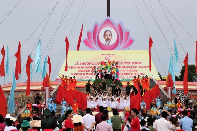Chủ tịch nước Nguyễn Xuân Phúc dự Lễ thượng cờ “Thống nhất non sông” tại Quảng Trị