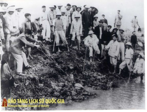 Ngày 3-5-1959, Bác Hồ viết bài “Cần phải tiếp tục chống hạn” đăng trên Báo Nhân Dân