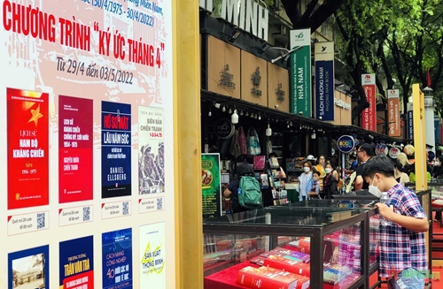 Trưng bày nhiều tủ sách quý tại đường sách Thành phố Hồ Chí Minh dịp lễ 30-4