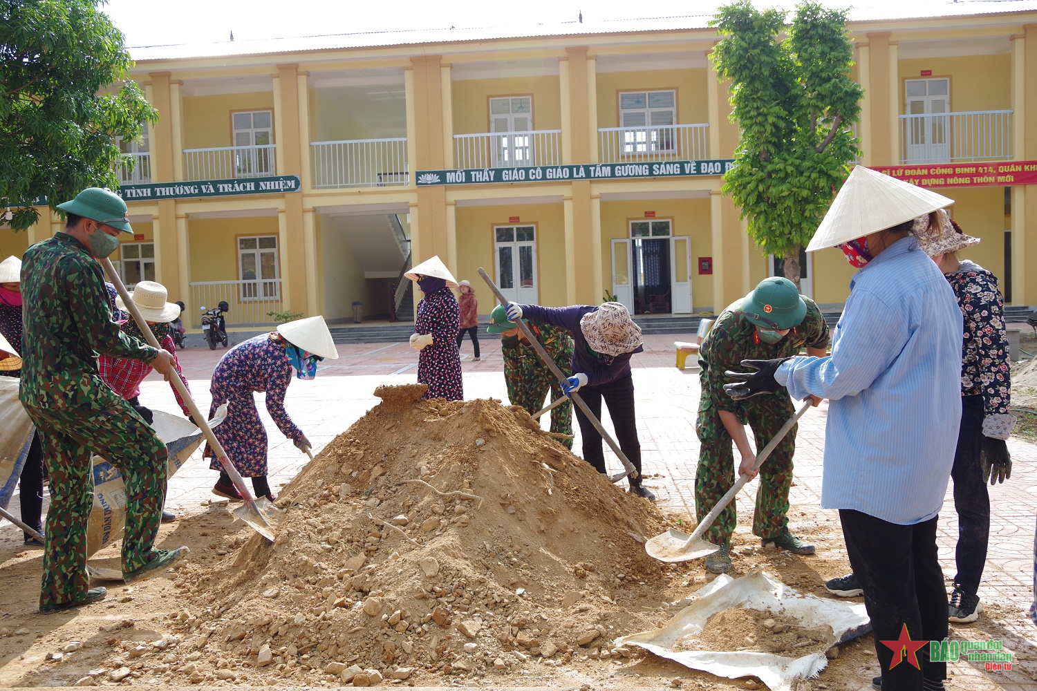 Đoàn kết lương - giáo, sáng tình quân dân