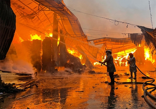 Cháy ở Hà Nội: Hơn 80 cán bộ, chiến sĩ chữa cháy xưởng gỗ tại Gia Lâm

