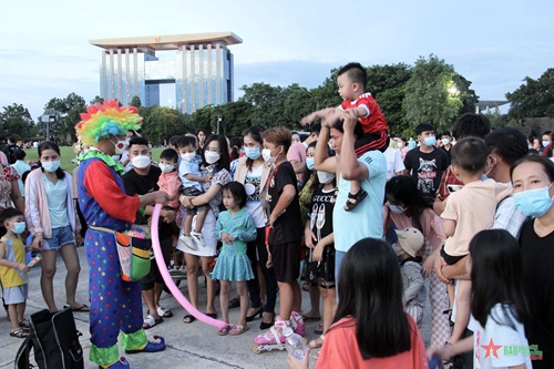 Khán giả “Sân chơi đường phố” - Binh Duong new city vừa xem văn nghệ vừa có cơ hội nhận quà