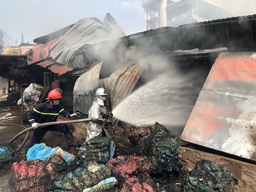 Cháy ở Hà Nội: Kịp thời khống chế đám cháy 300m2 tại huyện Thường Tín

