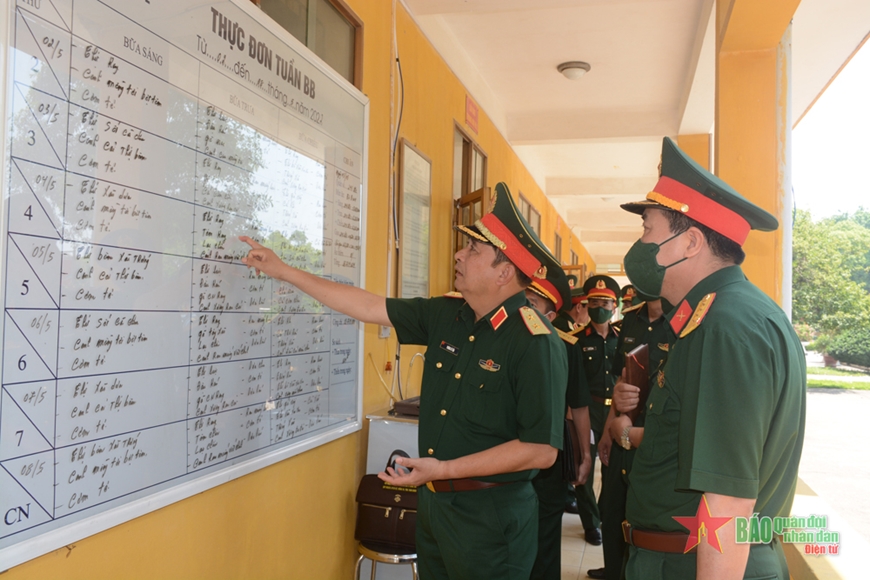 Trung tướng Phùng Sĩ Tấn kiểm tra công tác huấn luyện sẵn sàng chiến đấu tại Lữ đoàn 144