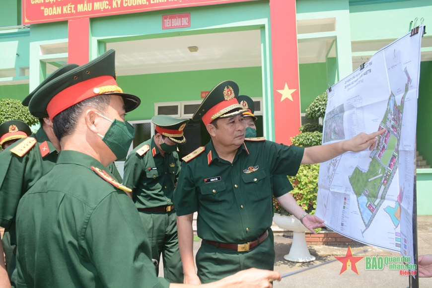 Trung tướng Phùng Sĩ Tấn kiểm tra công tác huấn luyện sẵn sàng chiến đấu tại Lữ đoàn 144