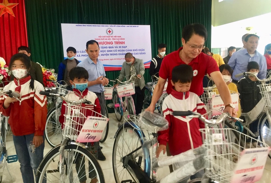 Hội Chữ thập đỏ TP Hà Nội trao quà hỗ trợ cho người dân tại Cao Bằng