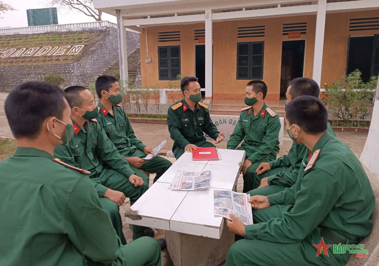 Quan tâm, động viên chiến sĩ người dân tộc thiểu số