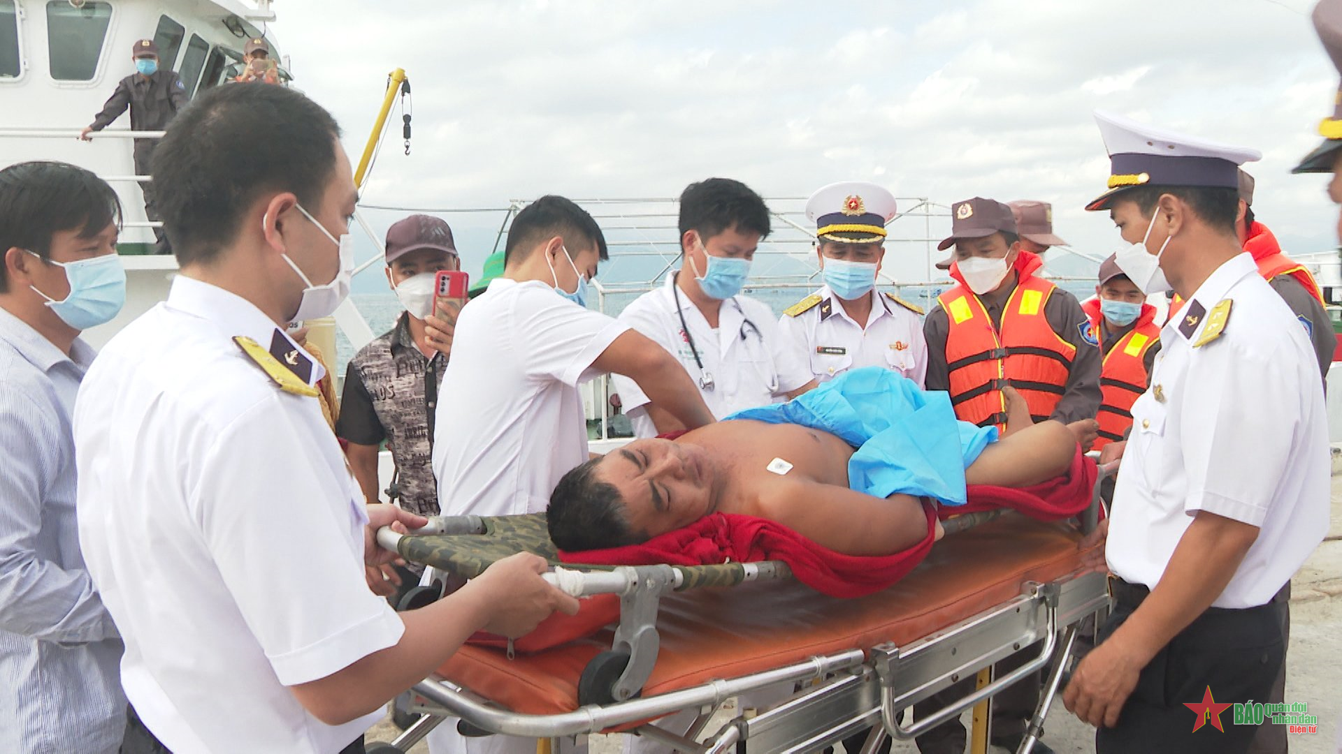 Bàn giao ngư dân bị bệnh cho gia đình và địa phương