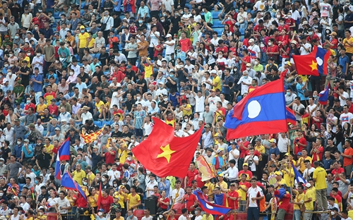 Hàng nghìn người hâm mộ Việt Nam cổ vũ cho U.23 Lào