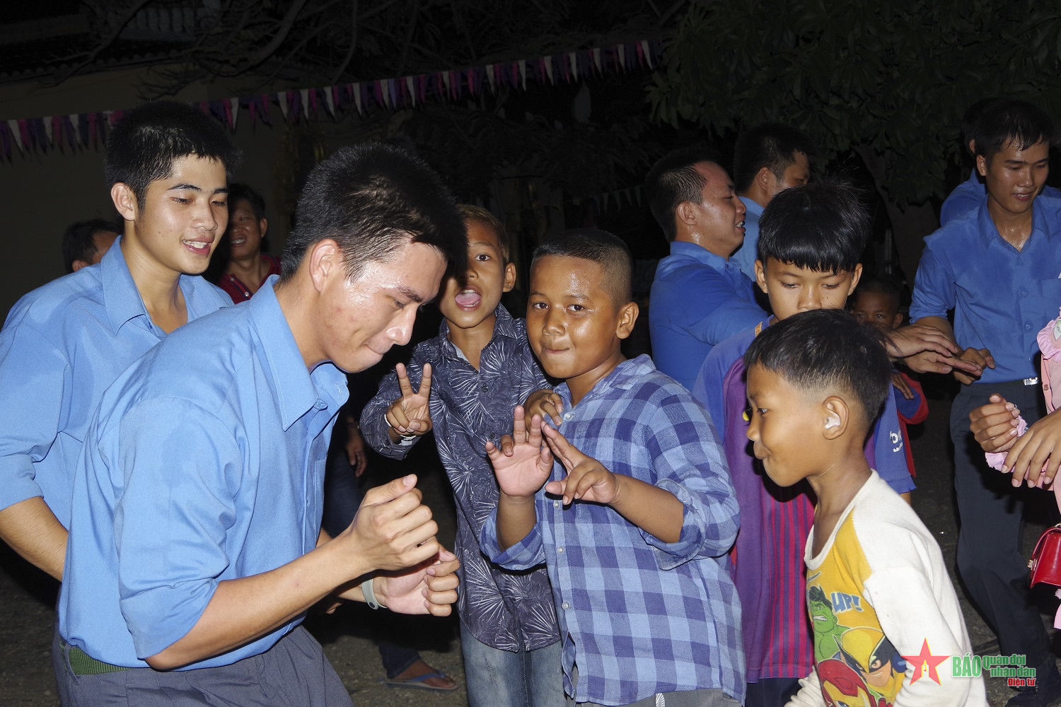 Nghĩa tình trên đất nước chùa tháp