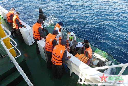 Tàu KN472 đón ngư dân gặp nạn chuyển tuyến điều trị tại Trường Sa