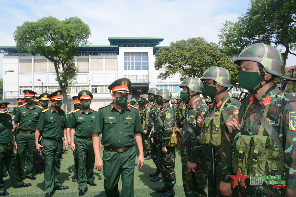 Trung tướng Phùng Sĩ Tấn kiểm tra công tác sẵn sàng chiến đấu của Tiểu đoàn 1, Lữ đoàn 144 (Bộ Tổng Tham mưu)