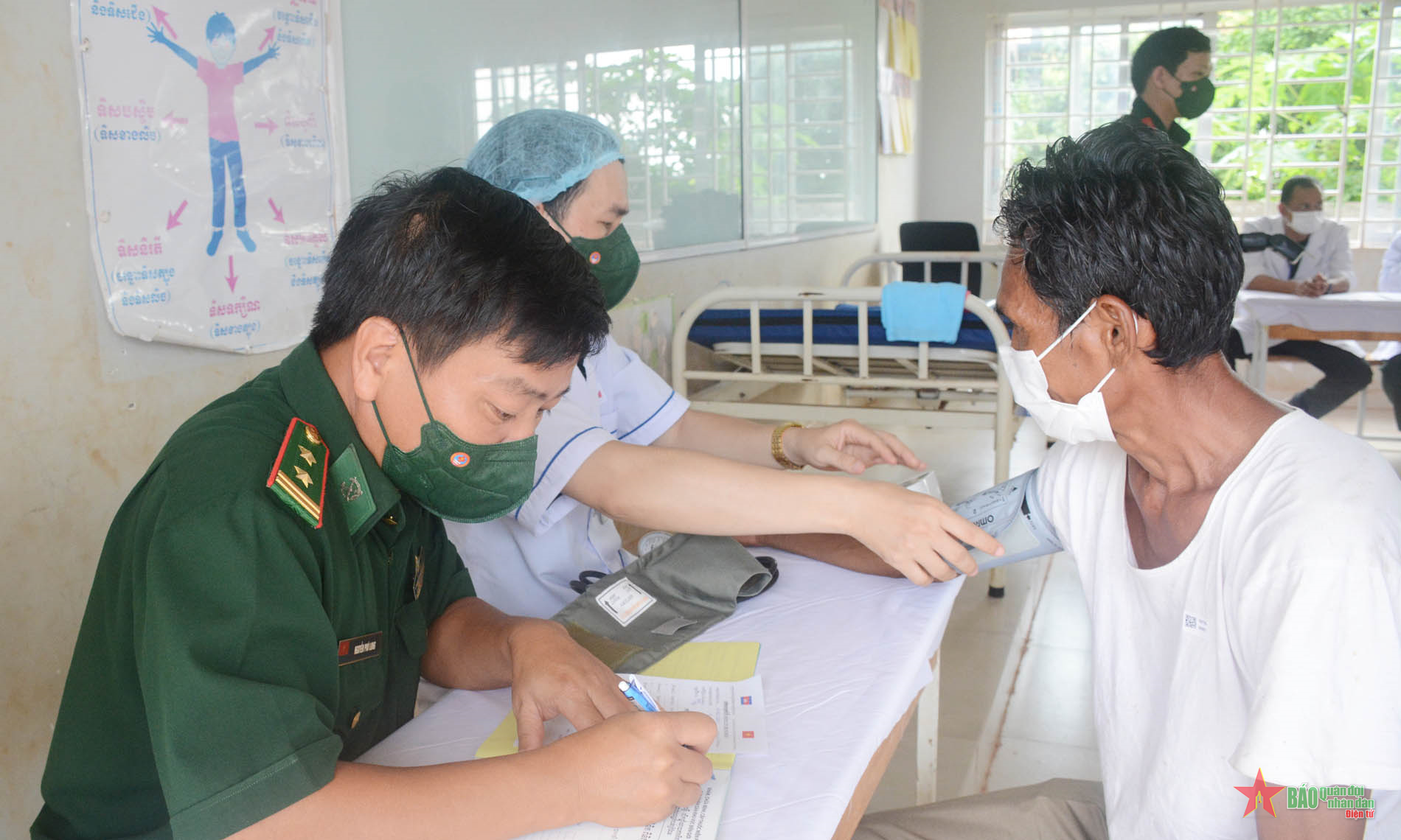 Khám bệnh miễn phí cho nhân dân Campuchia