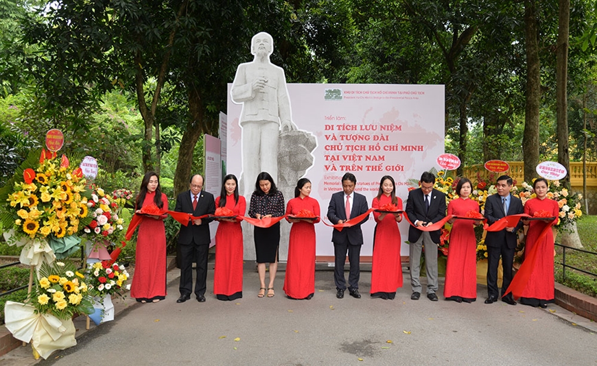 Triển lãm 200 ảnh tư liệu về di tích và tượng đài Chủ tịch Hồ Chí Minh